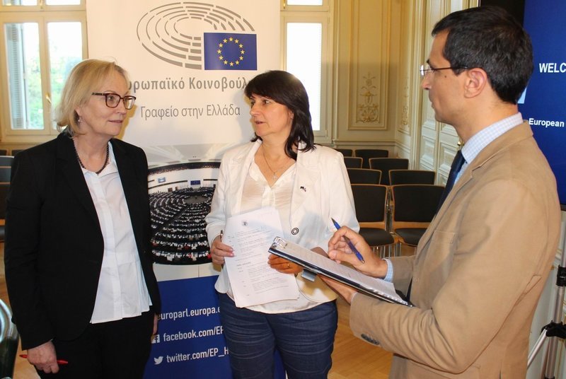 Στη Μυτιλήνη αντιπροσωπεία του Ευρωπαϊκού Κοινοβουλίου για τους πρόσφυγες - «Μας φοβίζουν οι καθυστερήσεις στο άσυλο» [εικόνες] | iefimerida.gr 2