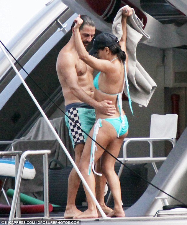 H Εύα Λονγκόρια σε τρυφερό τετ α τετ με τον σύντροφό της στο Κάπρι [εικόνες]  | iefimerida.gr 3