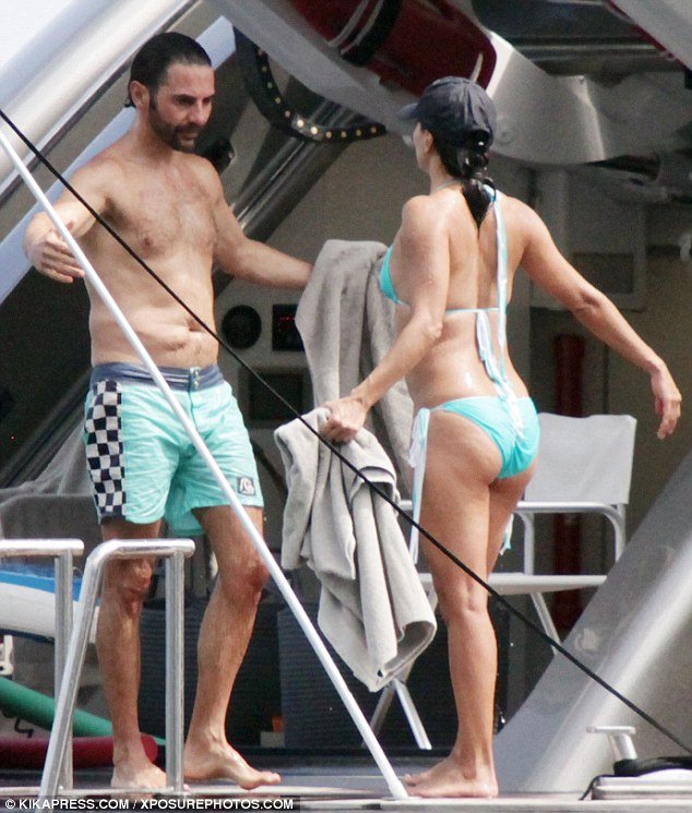 H Εύα Λονγκόρια σε τρυφερό τετ α τετ με τον σύντροφό της στο Κάπρι [εικόνες]  | iefimerida.gr 5