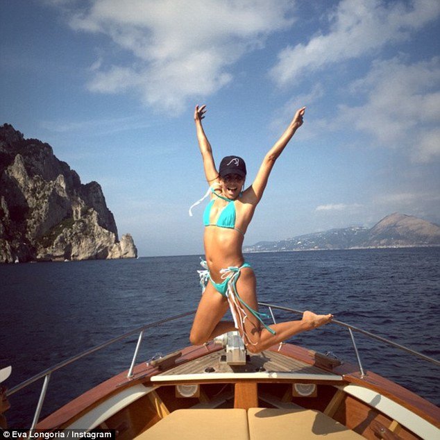 H Εύα Λονγκόρια σε τρυφερό τετ α τετ με τον σύντροφό της στο Κάπρι [εικόνες]  | iefimerida.gr 7