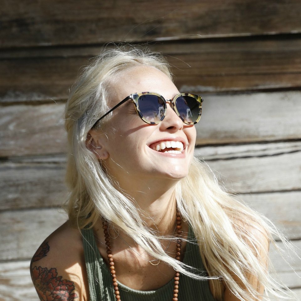 Ετοιμάζουμε βαλίτσα για διακοπές με τα fashion items της TOMS! | iefimerida.gr 0