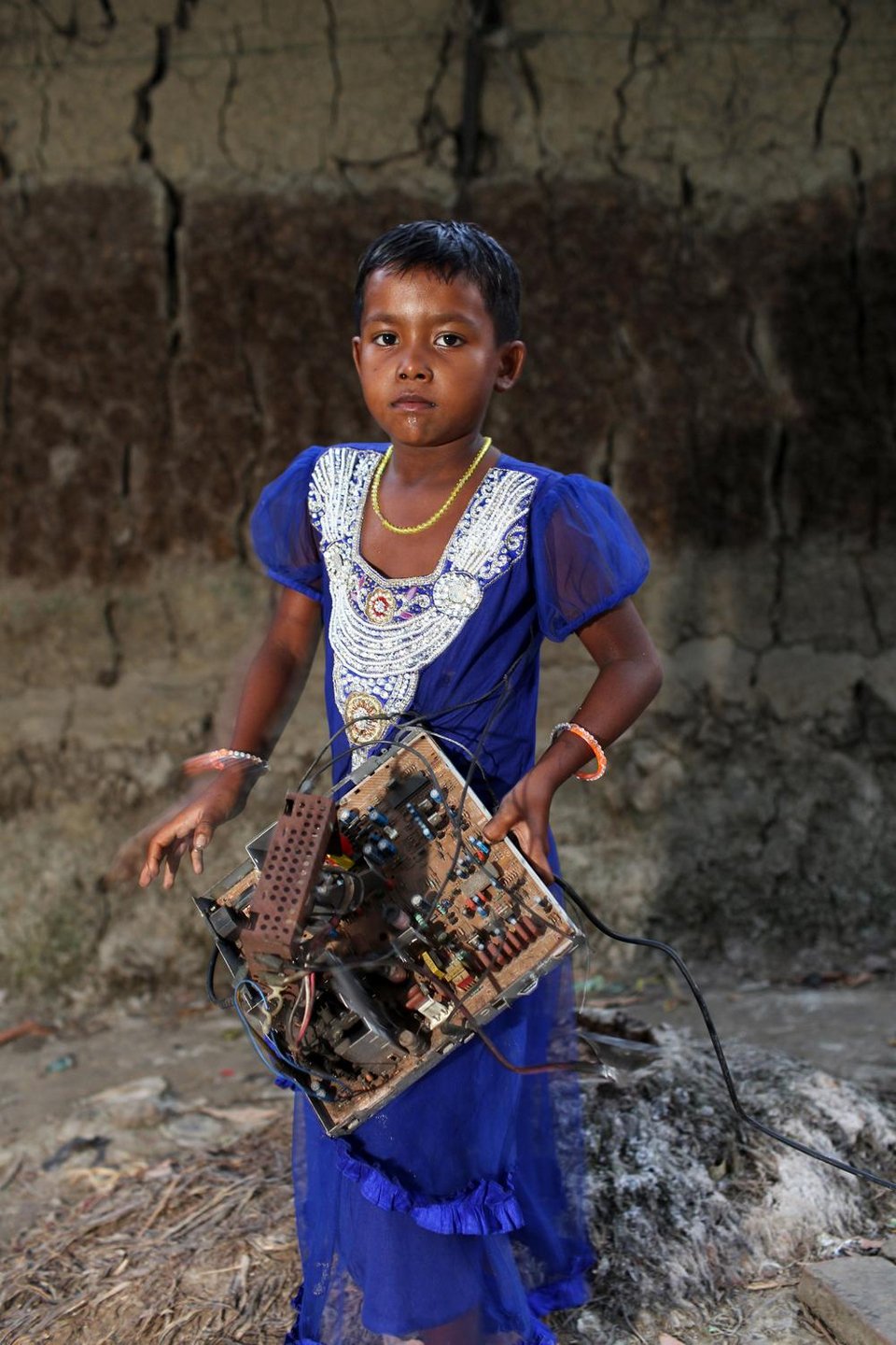 Το χωριό των ηλεκτρονικών σκουπιδιών -Συγκλονιστικές εικόνες παιδιών που ζουν μέσα σε καλώδια και παλιούς υπολογιστές [εικόνες] | iefimerida.gr 2