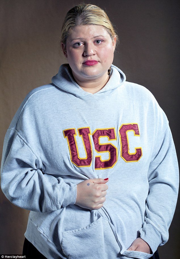 Τα μπλουζάκια των πρώην -Γυναίκες ποζάρουν με τα ρούχα που άφησαν πίσω τους χαμένοι εραστές  [εικόνες&βίντεο] | iefimerida.gr 8