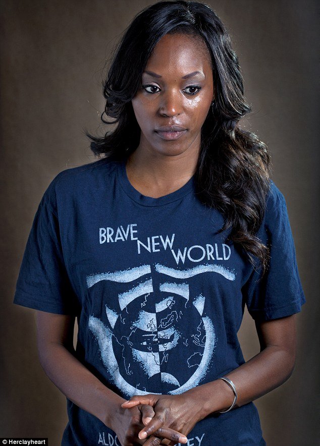 Τα μπλουζάκια των πρώην -Γυναίκες ποζάρουν με τα ρούχα που άφησαν πίσω τους χαμένοι εραστές  [εικόνες&βίντεο] | iefimerida.gr 9