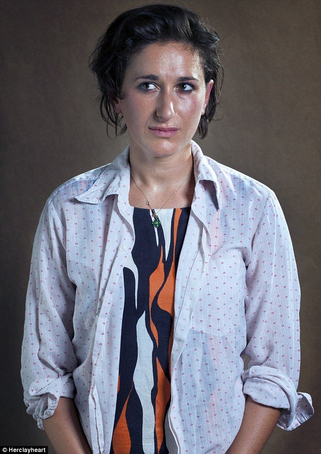 Τα μπλουζάκια των πρώην -Γυναίκες ποζάρουν με τα ρούχα που άφησαν πίσω τους χαμένοι εραστές  [εικόνες&βίντεο] | iefimerida.gr 1