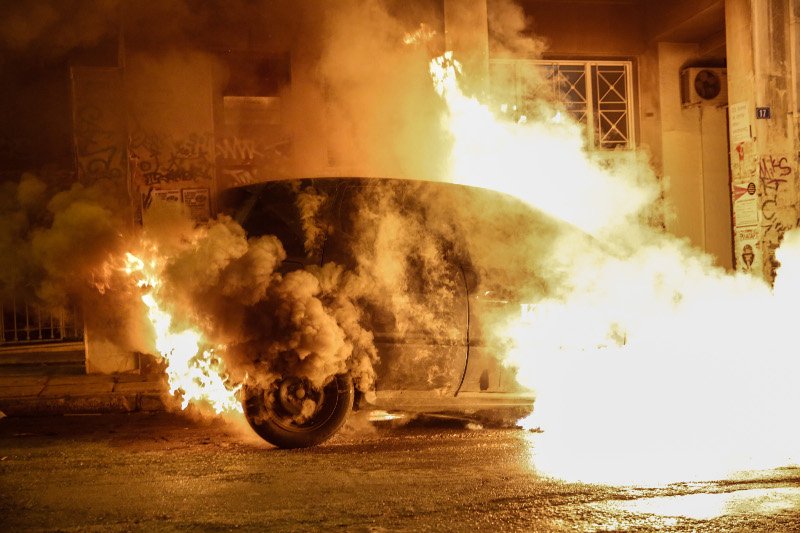 Επιθέσεις με μολότοφ σε διμοιρίες των ΜΑΤ στα Εξάρχεια -Εκαψαν ΙΧ [εικόνα&βίντεο] | iefimerida.gr 1