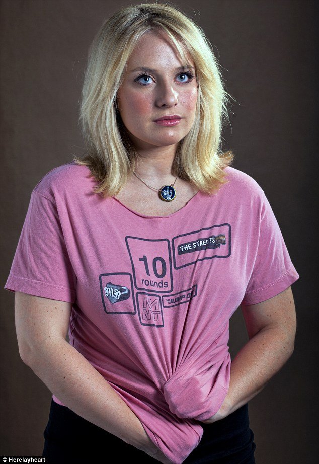 Τα μπλουζάκια των πρώην -Γυναίκες ποζάρουν με τα ρούχα που άφησαν πίσω τους χαμένοι εραστές  [εικόνες&βίντεο] | iefimerida.gr 2