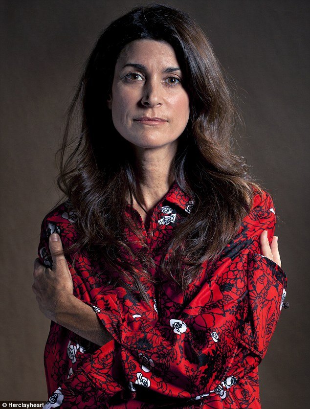 Τα μπλουζάκια των πρώην -Γυναίκες ποζάρουν με τα ρούχα που άφησαν πίσω τους χαμένοι εραστές  [εικόνες&βίντεο] | iefimerida.gr 3