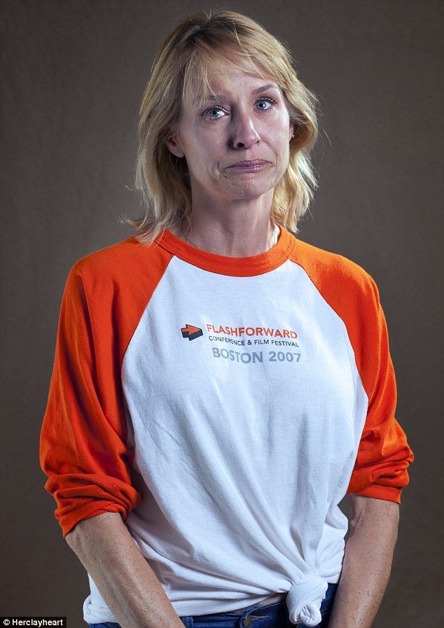 Τα μπλουζάκια των πρώην -Γυναίκες ποζάρουν με τα ρούχα που άφησαν πίσω τους χαμένοι εραστές  [εικόνες&βίντεο] | iefimerida.gr 4