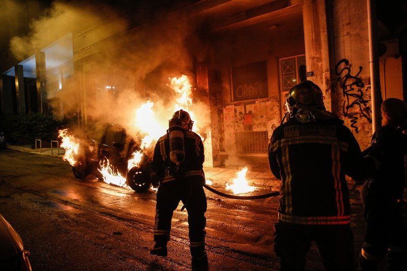 Επιθέσεις με μολότοφ σε διμοιρίες των ΜΑΤ στα Εξάρχεια -Εκαψαν ΙΧ [εικόνα&βίντεο] | iefimerida.gr 2