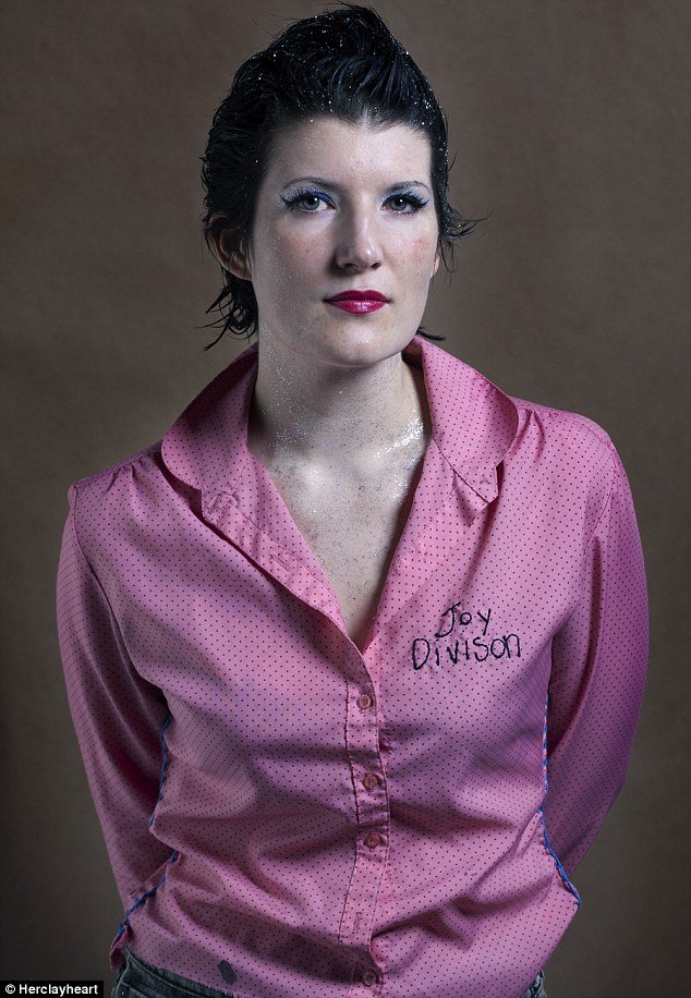 Τα μπλουζάκια των πρώην -Γυναίκες ποζάρουν με τα ρούχα που άφησαν πίσω τους χαμένοι εραστές  [εικόνες&βίντεο] | iefimerida.gr 5