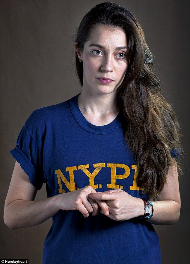 Τα μπλουζάκια των πρώην -Γυναίκες ποζάρουν με τα ρούχα που άφησαν πίσω τους χαμένοι εραστές  [εικόνες&βίντεο] | iefimerida.gr 6