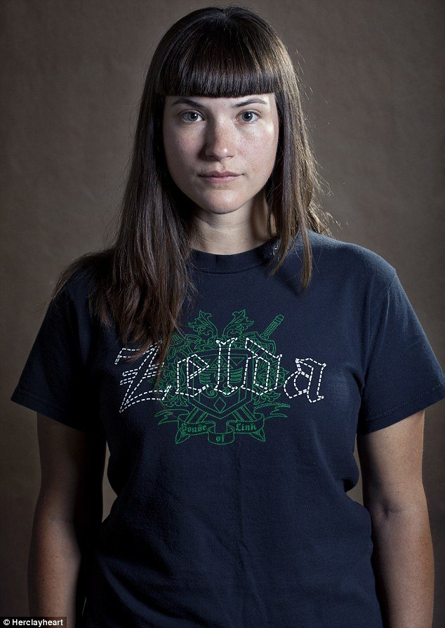 Τα μπλουζάκια των πρώην -Γυναίκες ποζάρουν με τα ρούχα που άφησαν πίσω τους χαμένοι εραστές  [εικόνες&βίντεο] | iefimerida.gr 7