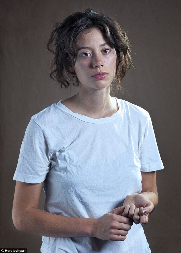 Τα μπλουζάκια των πρώην -Γυναίκες ποζάρουν με τα ρούχα που άφησαν πίσω τους χαμένοι εραστές  [εικόνες&βίντεο] | iefimerida.gr 0