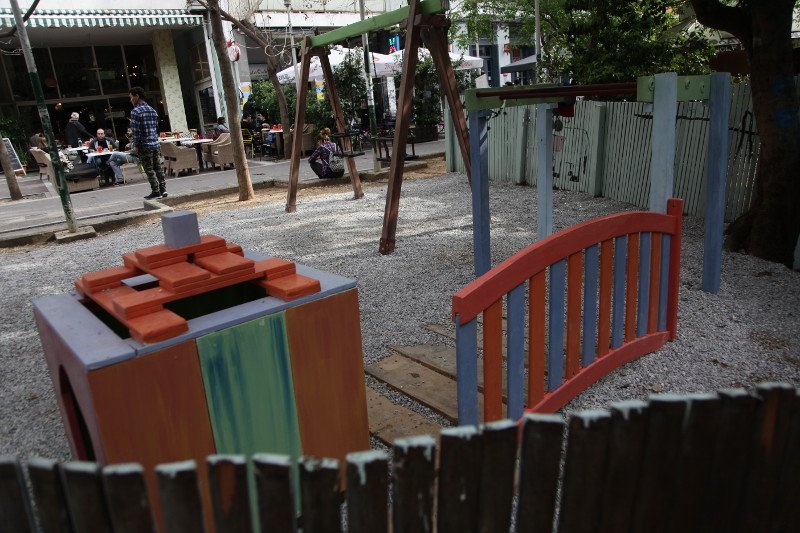 Τρεις κι ο... κούκος στα εγκαίνια του «ΚΕΠ αντιεξουσιαστών» στα Εξάρχεια [εικόνες] | iefimerida.gr 4