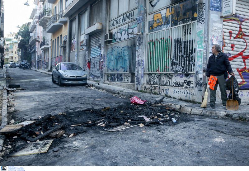Οι κουκουλοφόροι έβαλαν φωτιές σε όλα τα στενά των Εξαρχείων για να αντιμετωπίσουν τα ΜΑΤ- φωτογραφία intimnews
