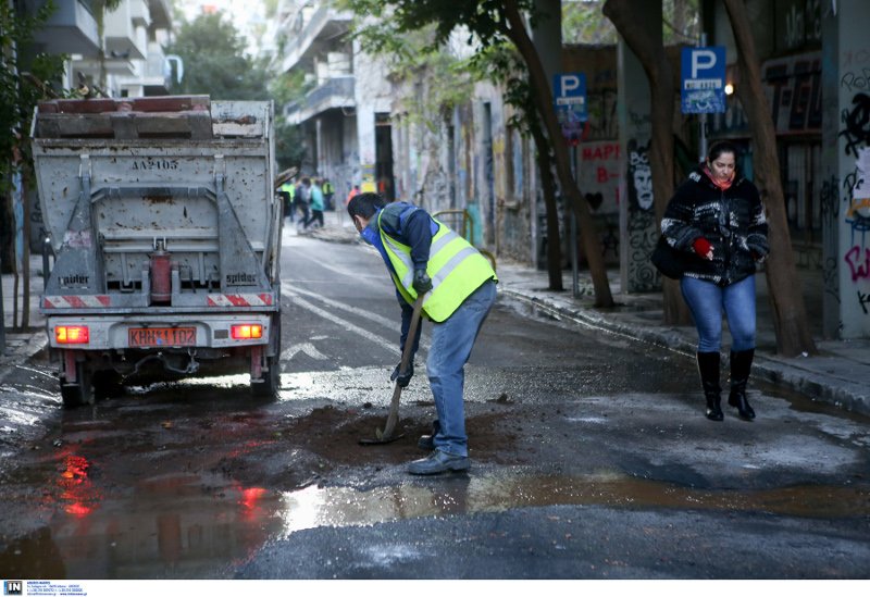 Συνεργεία του Δήμου προσπαθούν να καθαρίσουν τους δρόμους- φωτογραφία intimenews