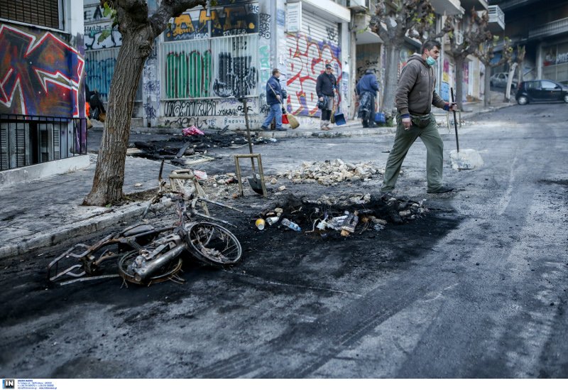 Βομβαρδισμένο τοπία θυμίζουν τα Εξάρχεια- φωτογραφία intimnews