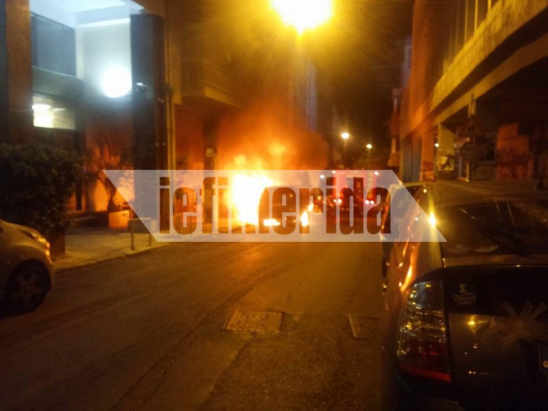 Επιθέσεις με μολότοφ σε διμοιρίες των ΜΑΤ στα Εξάρχεια -Εκαψαν ΙΧ [εικόνα&βίντεο] | iefimerida.gr 0