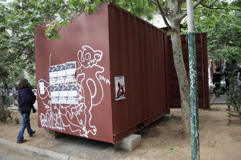 Τρεις κι ο... κούκος στα εγκαίνια του «ΚΕΠ αντιεξουσιαστών» στα Εξάρχεια [εικόνες] | iefimerida.gr 0