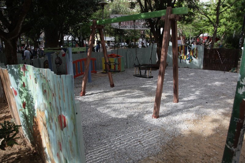 Τρεις κι ο... κούκος στα εγκαίνια του «ΚΕΠ αντιεξουσιαστών» στα Εξάρχεια [εικόνες] | iefimerida.gr 3