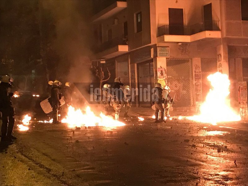 «Κόλαση» στα Εξάρχεια: Πετούν μολότοφ από τις ταράτσες -Τέσσερις τραυματίες | iefimerida.gr 2