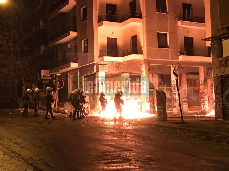 «Κόλαση» στα Εξάρχεια: Πετούν μολότοφ από τις ταράτσες -Τέσσερις τραυματίες | iefimerida.gr 3