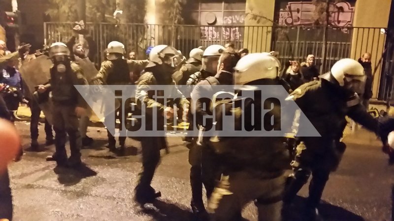 «Κάηκαν» πάλι τα Εξάρχεια -«Εξελιγμένες» μολότοφ σε επιθέσεις | iefimerida.gr 1