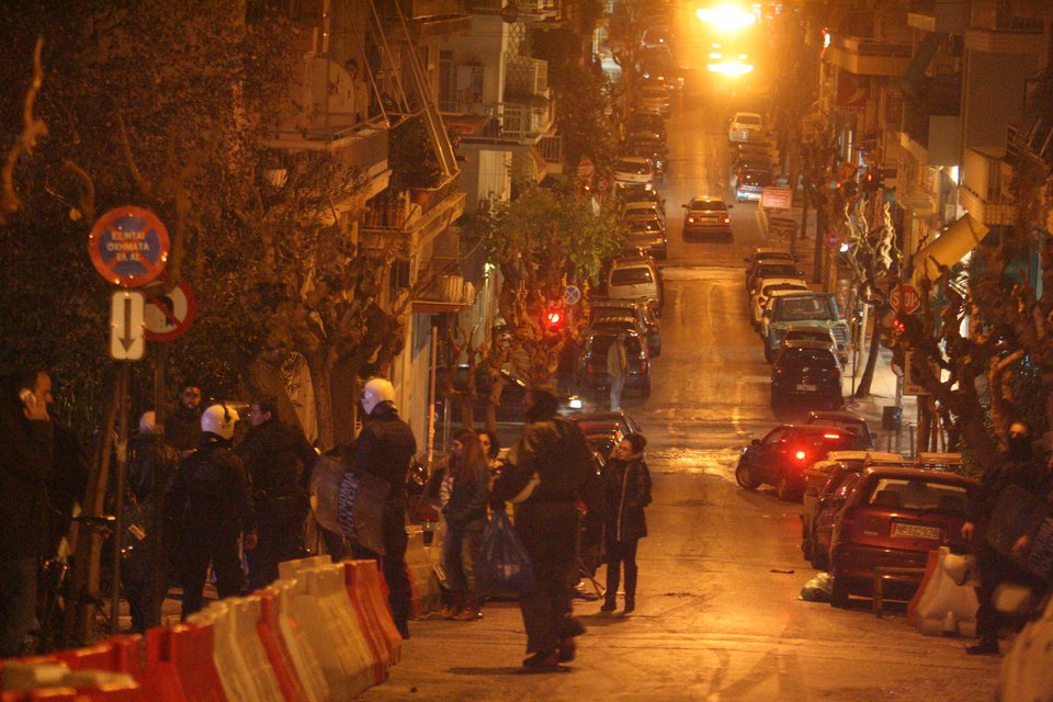 Ανάληψη ευθύνης για την επίθεση στο ΑΤ Εξαρχείων [εικόνες] | iefimerida.gr 0