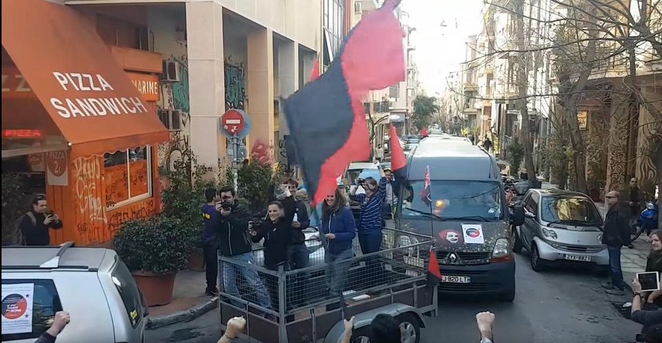 «Παρέλαση» αντιεξουσιαστών με σημαίες και καπνογόνα στα Εξάρχεια [εικόνες & βίντεο] | iefimerida.gr 1