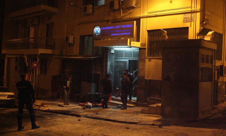 Ανάληψη ευθύνης για την επίθεση στο ΑΤ Εξαρχείων [εικόνες] | iefimerida.gr 1