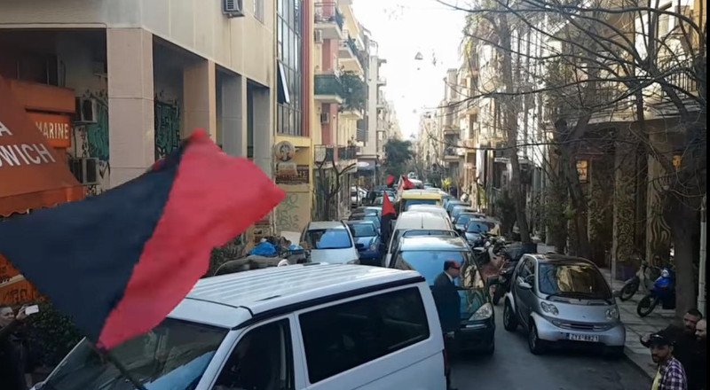 «Παρέλαση» αντιεξουσιαστών με σημαίες και καπνογόνα στα Εξάρχεια [εικόνες & βίντεο] | iefimerida.gr 0