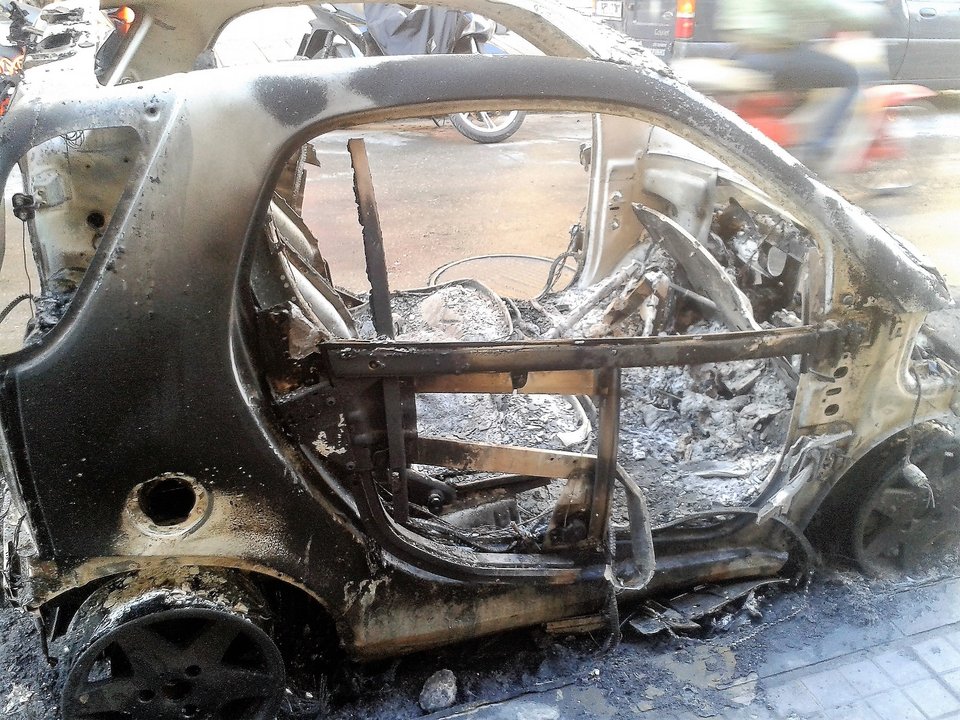 Καμένη γη από τους κουκουλοφόρους στα Εξάρχεια -Καταστήματα και αυτοκίνητα έγιναν στάχτη [εικόνες] | iefimerida.gr 0