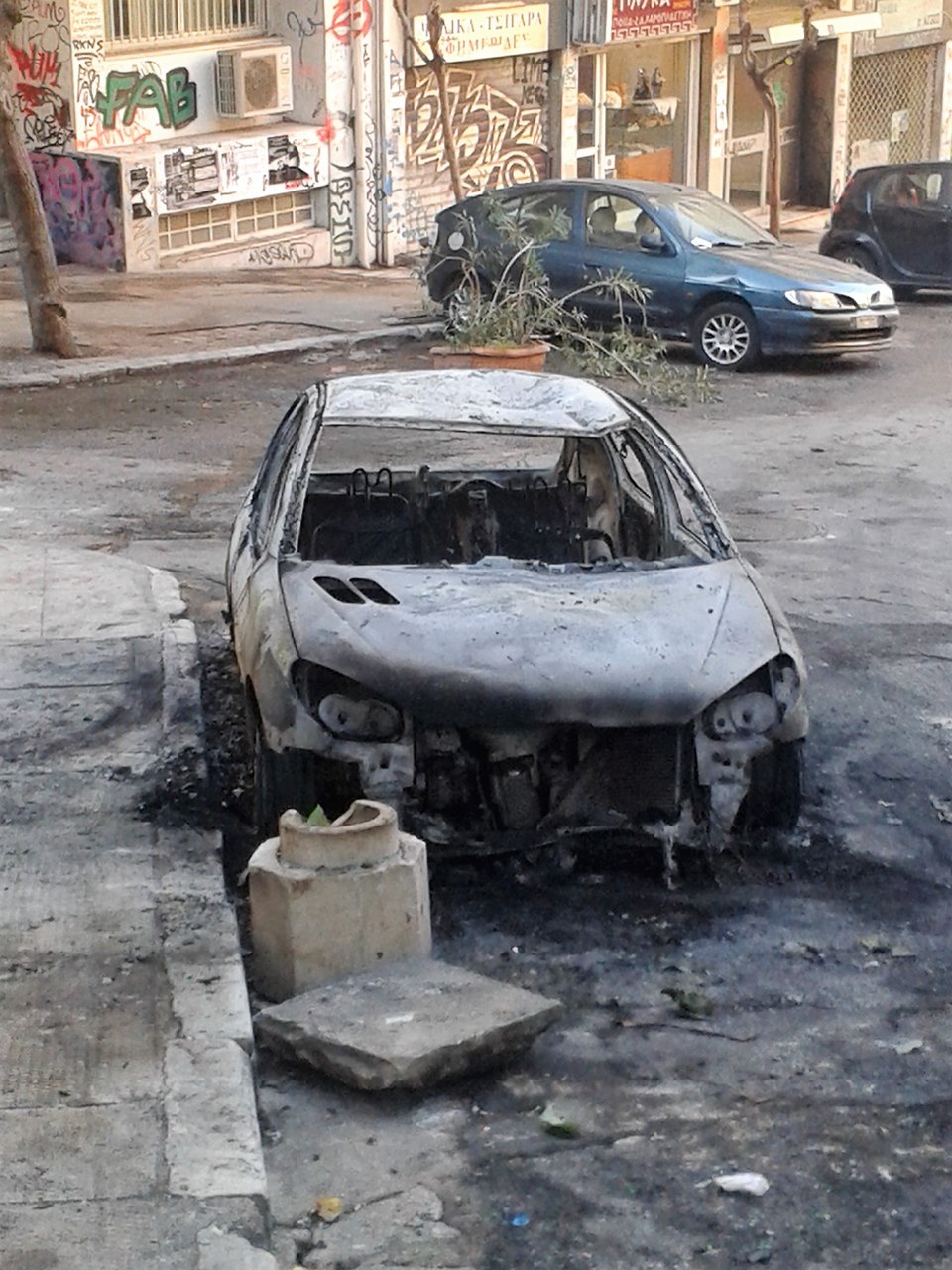 Καμένη γη από τους κουκουλοφόρους στα Εξάρχεια -Καταστήματα και αυτοκίνητα έγιναν στάχτη [εικόνες] | iefimerida.gr 9