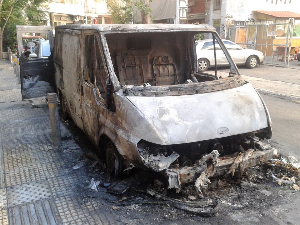 Καμένη γη από τους κουκουλοφόρους στα Εξάρχεια -Καταστήματα και αυτοκίνητα έγιναν στάχτη [εικόνες] | iefimerida.gr 1