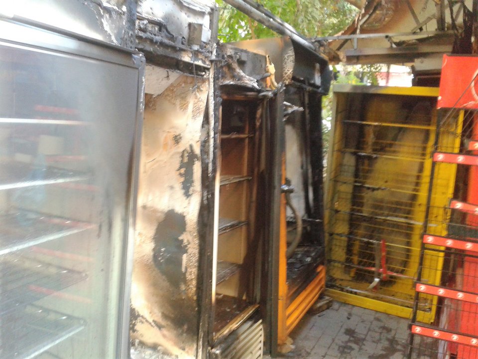 Καμένη γη από τους κουκουλοφόρους στα Εξάρχεια -Καταστήματα και αυτοκίνητα έγιναν στάχτη [εικόνες] | iefimerida.gr 2