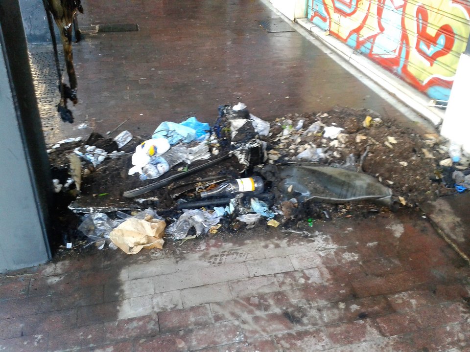 Καμένη γη από τους κουκουλοφόρους στα Εξάρχεια -Καταστήματα και αυτοκίνητα έγιναν στάχτη [εικόνες] | iefimerida.gr 3