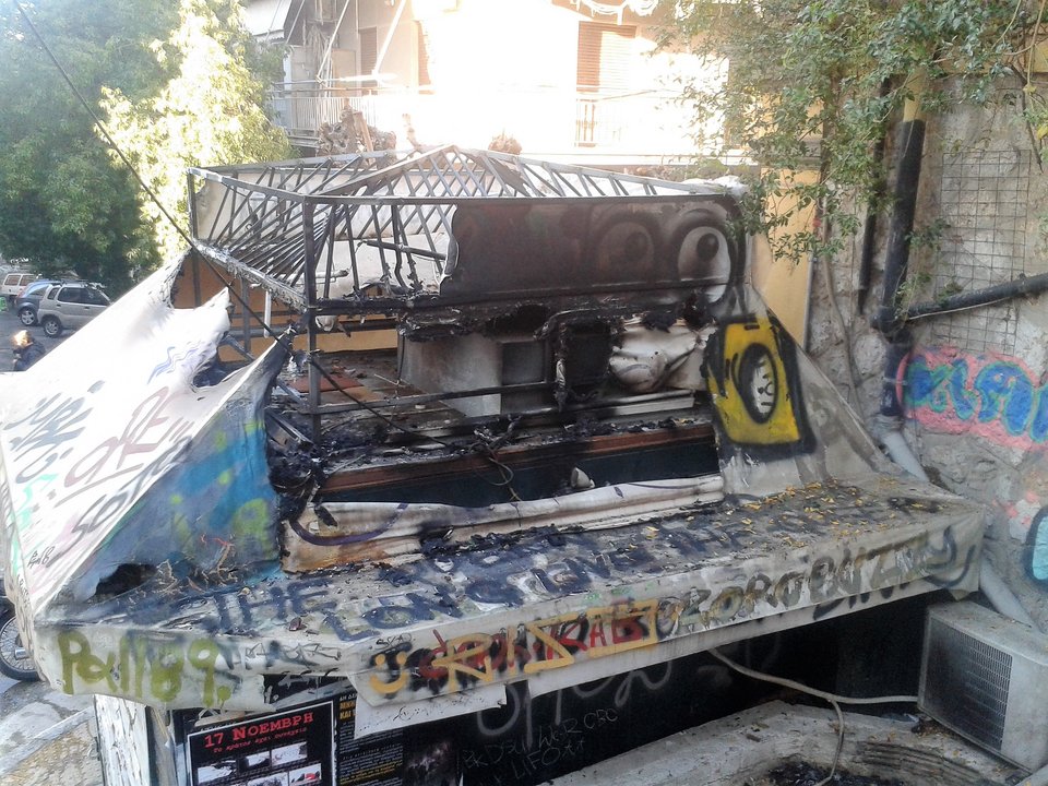 Καμένη γη από τους κουκουλοφόρους στα Εξάρχεια -Καταστήματα και αυτοκίνητα έγιναν στάχτη [εικόνες] | iefimerida.gr 4