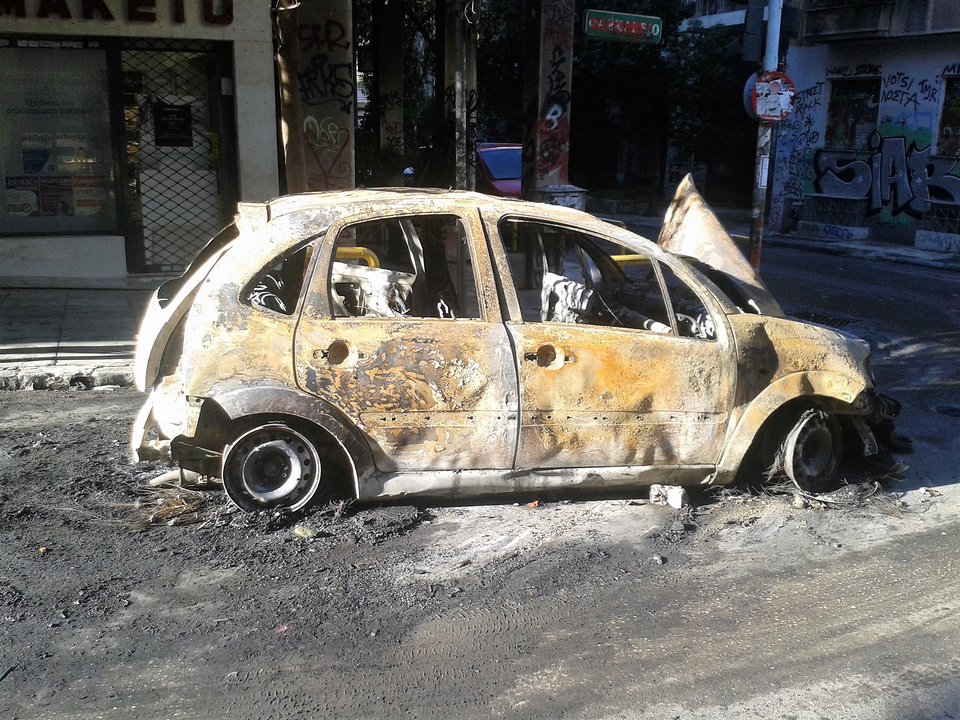 Καμένη γη από τους κουκουλοφόρους στα Εξάρχεια -Καταστήματα και αυτοκίνητα έγιναν στάχτη [εικόνες] | iefimerida.gr 5