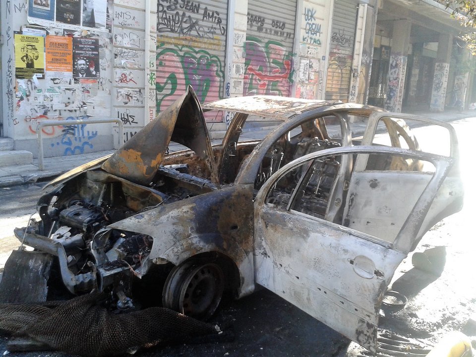 Καμένη γη από τους κουκουλοφόρους στα Εξάρχεια -Καταστήματα και αυτοκίνητα έγιναν στάχτη [εικόνες] | iefimerida.gr 6