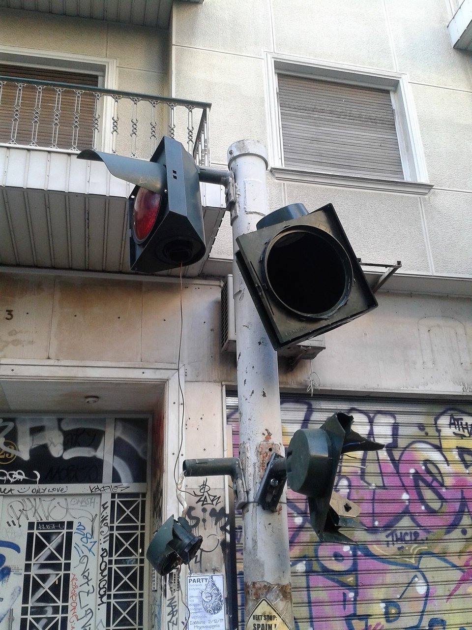 Καμένη γη από τους κουκουλοφόρους στα Εξάρχεια -Καταστήματα και αυτοκίνητα έγιναν στάχτη [εικόνες] | iefimerida.gr 7