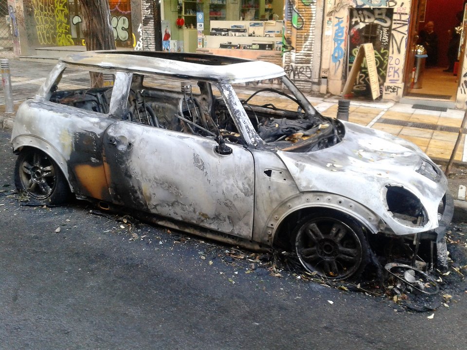 Καμένη γη από τους κουκουλοφόρους στα Εξάρχεια -Καταστήματα και αυτοκίνητα έγιναν στάχτη [εικόνες] | iefimerida.gr 8