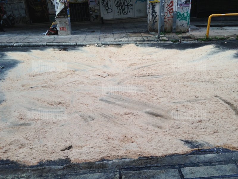  Η επόμενη μέρα στα βομβαρδισμένα Εξάρχεια -Καμένα ΙΧ και μοτοσικλέτες μετά τα επεισόδια [εικόνες] | iefimerida.gr 4