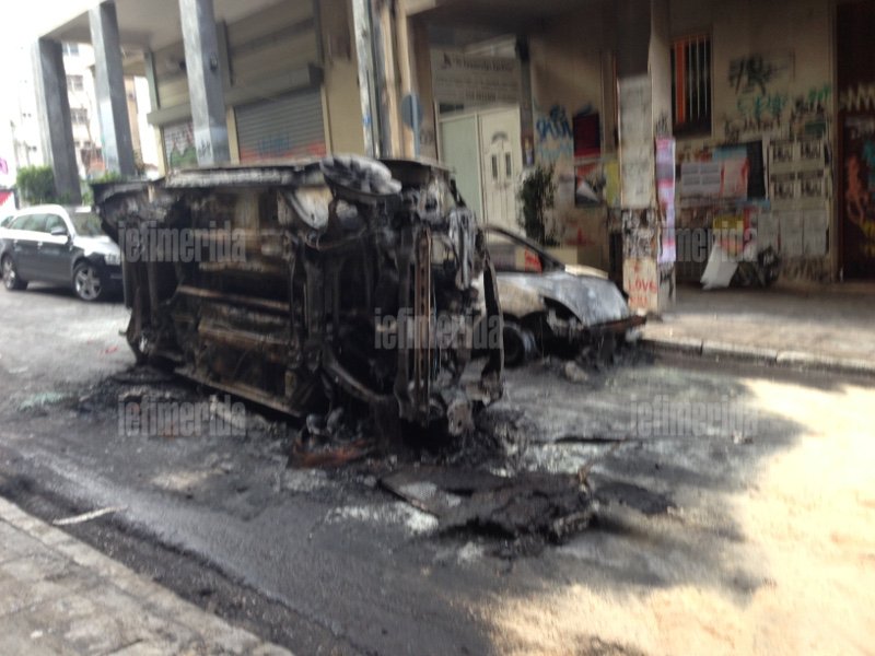  Η επόμενη μέρα στα βομβαρδισμένα Εξάρχεια -Καμένα ΙΧ και μοτοσικλέτες μετά τα επεισόδια [εικόνες] | iefimerida.gr 0