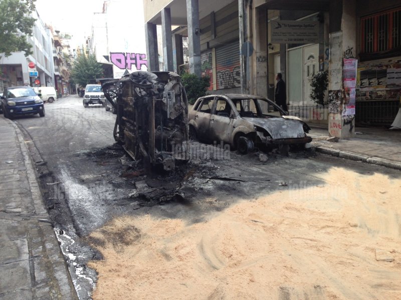  Η επόμενη μέρα στα βομβαρδισμένα Εξάρχεια -Καμένα ΙΧ και μοτοσικλέτες μετά τα επεισόδια [εικόνες] | iefimerida.gr 1