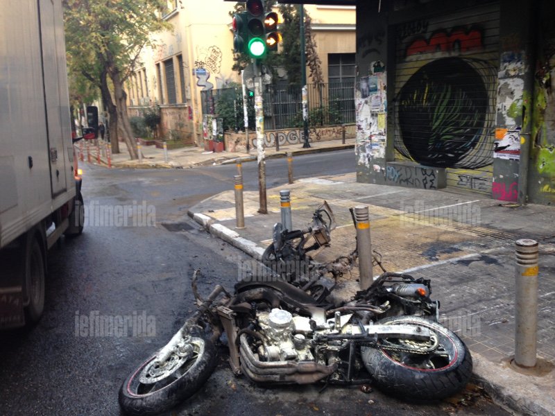  Η επόμενη μέρα στα βομβαρδισμένα Εξάρχεια -Καμένα ΙΧ και μοτοσικλέτες μετά τα επεισόδια [εικόνες] | iefimerida.gr 2