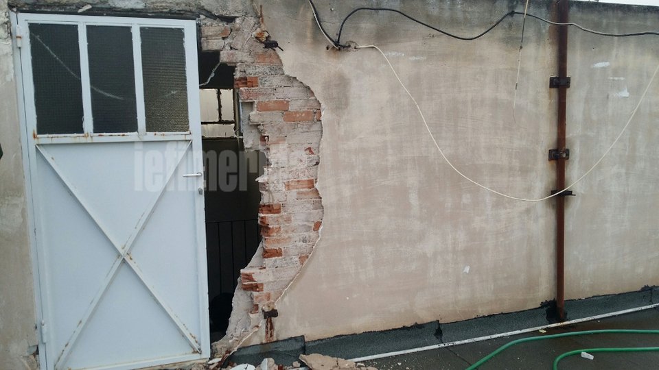  Ντοκουμέντο από τα Εξάρχεια: Ετσι εισέβαλαν στην πολυκατοικία -Γκρέμισαν τα πάντα και τσακώθηκαν στη μοιρασιά των κλοπιμαίων [εικόνες] | iefimerida.gr 0