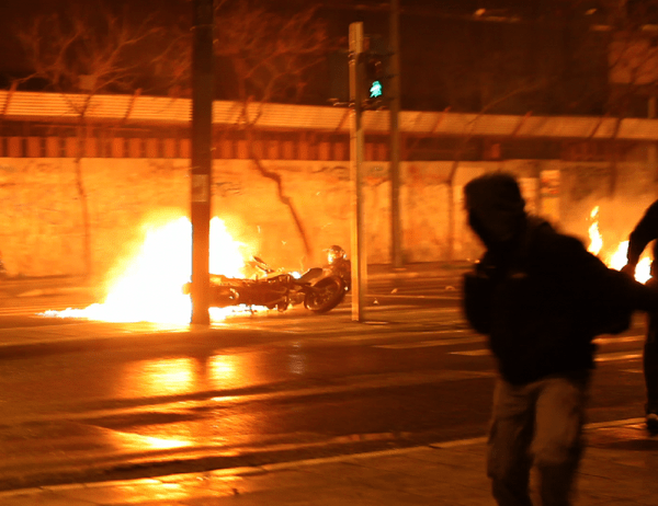 Επεισόδια στα Εξάρχεια: Μολότοφ και καμένα ΙΧ στο Πολυτεχνείο -Αντιεξουσιαστές ταμπουρώθηκαν στο Μετσόβιο [εικόνες] | iefimerida.gr 12