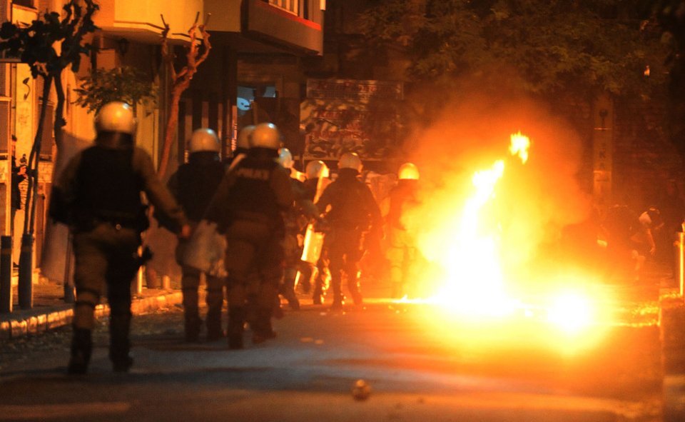 Επεισόδια στα Εξάρχεια: Πετροπόλεμος και μολότοφ μεταξύ αντιεξουσιαστών και ΜΑΤ [εικόνες&βίντεο] | iefimerida.gr 4