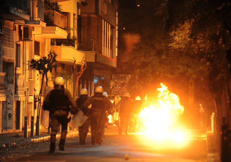 Επεισόδια στα Εξάρχεια: Πετροπόλεμος και μολότοφ μεταξύ αντιεξουσιαστών και ΜΑΤ [εικόνες&βίντεο] | iefimerida.gr 3